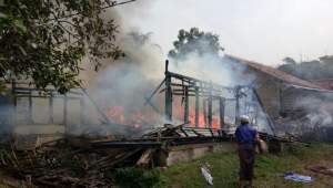 Diduga Akibat Arus Pendek, Dua Rumah Ludes Terbakar