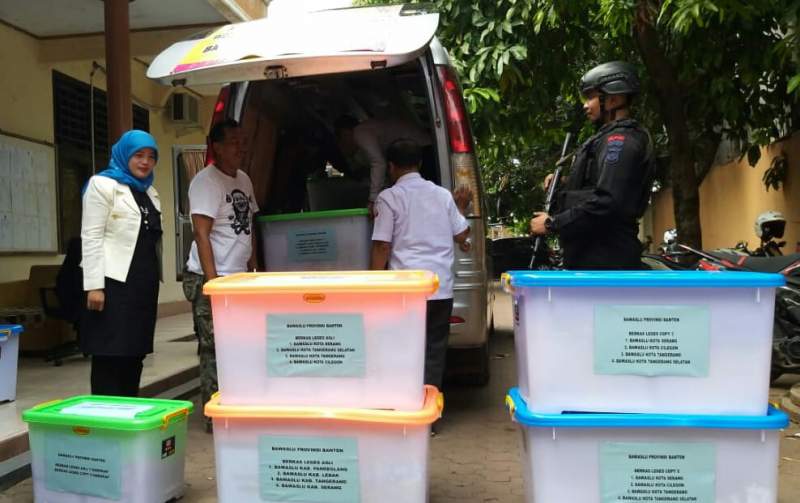 Bawaslu Banten Kirim 13 Box Container Alat Bukti Sengketa Pileg Pada Pemilu 2019 Ke Bawaslu RI