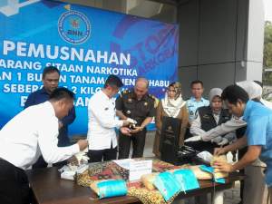 BNNP Banten Musnahkan 5,2 Kilogram Shabu Yang Disenbunyikan Dalam Tangky Bensin Mobil