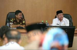 Gubernur Banten Wahidin Halim (Kanan)