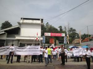 Demo warga VBI di depan RS IMC Bintaro