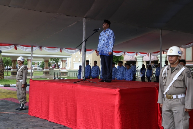 Rano Karno saat memimpin upacara Hari Kesadaran Nasional di Lapangan Pusat Pemerintahan Provinsi Banten, Senin (19/1/2015)