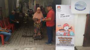 KPU Kota Tangerang Sosialisasikan pilkada serentak dengan menyebar pamflet.