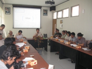 Kegiatan konferensi pers yang dilakukan oleh BTNUK di kantor BTNUK diwilayah Kecamatan Labuan.