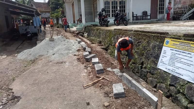 Warga Kabayan Protes Perbaikan Jalan Aspal Diganti Paving Blok