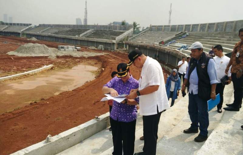 Bupati Tangerang Ahmed Zaki Iskandar saat meninjau pembangunan sport centre.