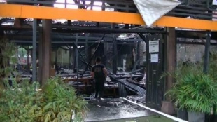 Rumah makan bebek kaleyo yang terbakar akibat gas meledak