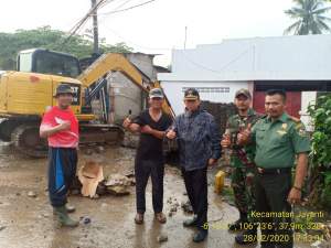 Hindari Banjir, Muspika Jayanti Gotong Royong Bareng Warga