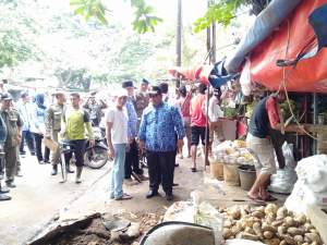 Petugas Tramtib Kecamatan Ciledug, Bongkar Puluhan Lapak PKL
