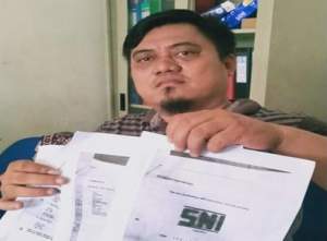 Humas PT. Asa Bintang Pratama, Dimas Agung Mahardika, menunjukan dokumen resmi prusahaan kepada awak media. 