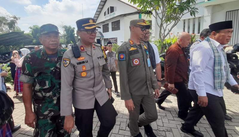 Kapolsek Pondok Aren, Kompol Bambang Askar Sodiq (tengah) saat menghadiri Musrenbang di Kecamatan Pondok Aren.