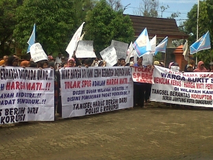 Warga Serua sedang melakukan unjuk rasa terkait pembangunan SPBG