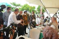 Zaki Dampingi Menteri Koperasi Tinjau Vaksinasi di Gerai Tangerang Gemilang