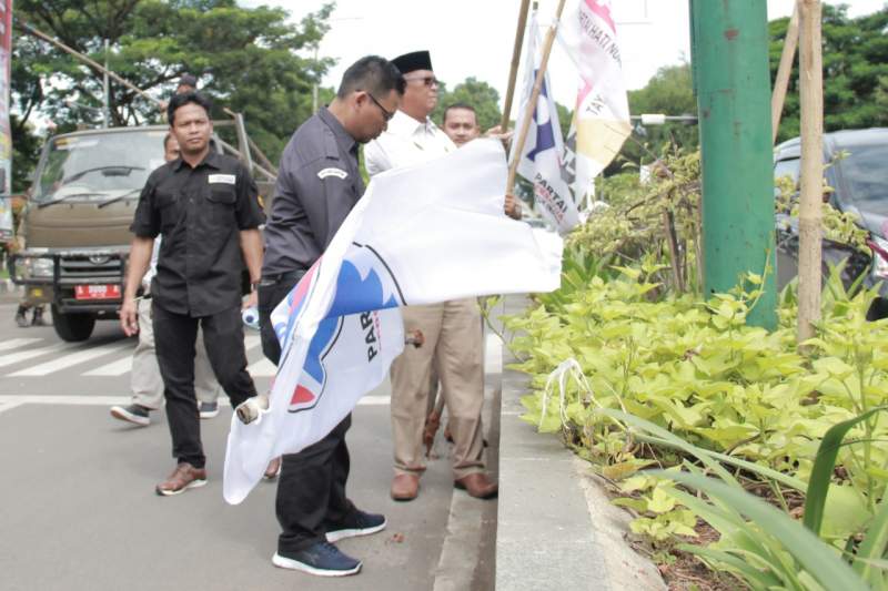 Bawaslu Kota Serang Tertibkan 400 APK Yang Terpasang Di 11 Jalan Protokol Yang Dilarang