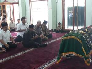 Gubernur Banten Wahidin Halim saat melayat ke rumah korban longsor perimeter Bandara Soetta.