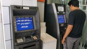 Mesin ATM Dan Gagang Pintu Bisa Tularkan Virus Corona