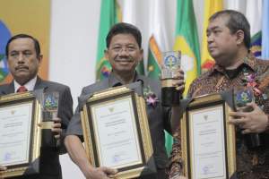 Wakil Wali Kota Tangerang Sachrudin menerima penghargaan kota sehat.