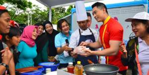 Edwin Lau saat melakukan demo masak Ayam Dingin Segar dengan ibu-ibu perumahan Graha Raya