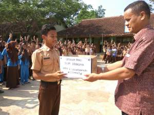 Penggalangan dana untuk Rohingya di SMP 2 Leuwidamar, Lebak.