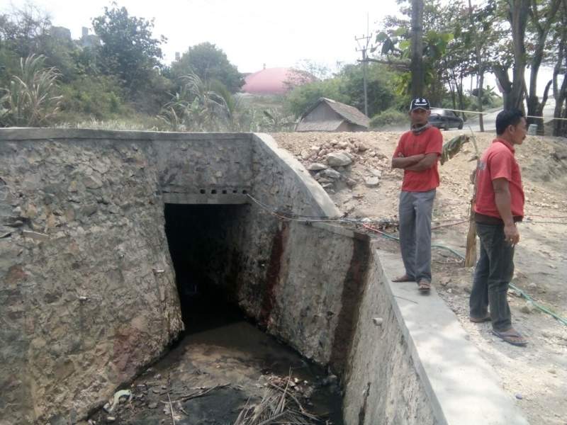 Pembuangan saluran air yang tercemar limbah di kampung Cibayawak, Lebak.