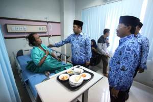 Wali Kota Tangerang Arief R. Wismansyah dan Wakil Wali Kota Sachrudin berintekaksi dengan pasien di RSUD KotaTangserang.