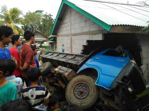 Kecelakaan truk menghantam di Sukamulya, Kabupaten Tangerang.  