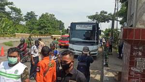 Hari Pertama PSBB, Puluhan Pengendara Sepeda Motor Di Jayanti Ditegur Petugas