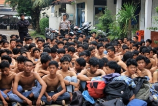 Ciputat- Polsek Ciputat berhasil Tahan ratusan pelajar SMK yang hendak tawuran,Rabu (13/3)