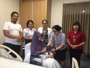 Siloam Hospitals Group Bagi Kurma untuk Pasien Rawat Inap