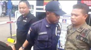 Petugas Pemkab Tangerang dihadang securty saat menertibkan pajak parkir.