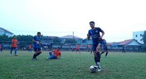 Penyerang Adsya Larangan, Akbar Eka menguasai bola usai menang duel dengan pemain Porgam.