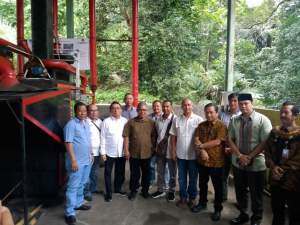 Pemda Tabanan dan Ogan Komering di dampingi Wakil Wali Kota Serang Subadri Ushuludin saat meninjau mesin Karbon