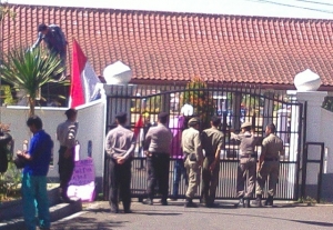 Aksi unjuk rasa puluhan masa di depan Kantor Pemerintahan Kab. Pandeglang menuntut diturunkannya jabatan Kepala ULP Kab. Pandeglang (09/07).