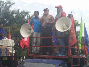 Kapolresta Tangerang AKB Sabilul Alif mengawal pengamanan aksi deminstrasi buruh.