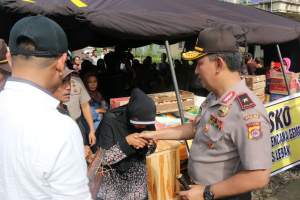 Kapolda Banten Kapolda Banten Brigjen Listyo Sigit Parbowo saat memberikan bantuan korban gempa bumi di Bayah.
