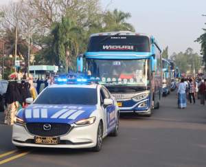 Polres Cilegon Kawal 10 Bus Calon Jama&#039;ah Haji ke Pondok Gede