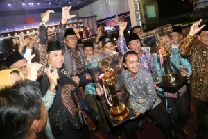 Wakil Walikota Tangsel Benyamin Davnie bersama Official Kontingen MTQ Tangsel merayakan Kemenangan sebagai Juara Umum MTQ XII Banten di Kab.Lebak