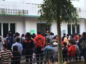 Antrian warga di Kecamatan Pondok Aren menunggu giliran namanya di panggil petugas