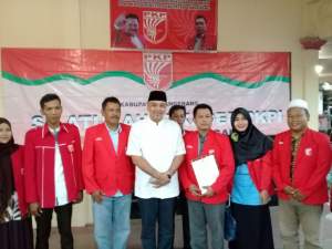 Ahmad Zaki Iskandar mengembalikan formulir pendaftaran pilkada ke PKPI