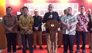 Ketua KPU Hasyim Asy&#039;ari bersama Bawaslu dan DKPP menyampaikan sikap soal revisi PKPU No. 10 Tahun 2023 di Gedung KPU RI, Jakarta, Rabu  (10/5/2023).