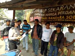 Anggota Polrestro Tangerang saat sosialisasi kepada warga pasca bentrok ojek online vs sopir angkot.