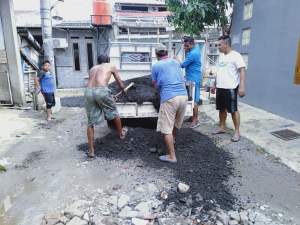 Tanpa Bantuan Pemerintah, Warga Sodong Village Gotong Royong  Perbaiki Jalan