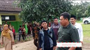Kepsek SDN Calayanggahu bersama tim sidak DPRD Kabupaten Serang (DB)