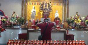 Intip Perayaan Imlek di Vihara Kwan In Tang Pamulang, Hanya Ibadah &amp; Tanpa Ada Hiburan
