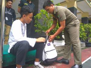 Murid SD bawa senjata diamankan Satpol PP Kota Tangerang.