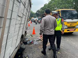 Satlantas Polresta Tangerang Gelar Olah TKP Laka Truk Jatuh ke Sungai