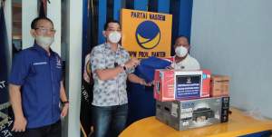 Ketua DPW Partai NasDem Banten Edi Ariadi saat memberikan bantuan Inventaris Kepada Ketua DPD Partai NasDem Kabupaten Serang Ahmadi