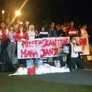 sekelompok mahasiswa dari GMNI Tangerang melakukan aksi demonstrasi sekaligus memperingati tragedi berdarah