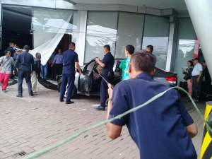 Mobil Honda City menabrak lobi RS Annisa, Kota Tangerang.
