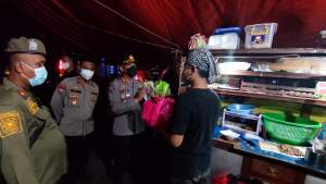 Polda Banten Kembali Bagikan Sembako dan Masker Kepada Pedagang